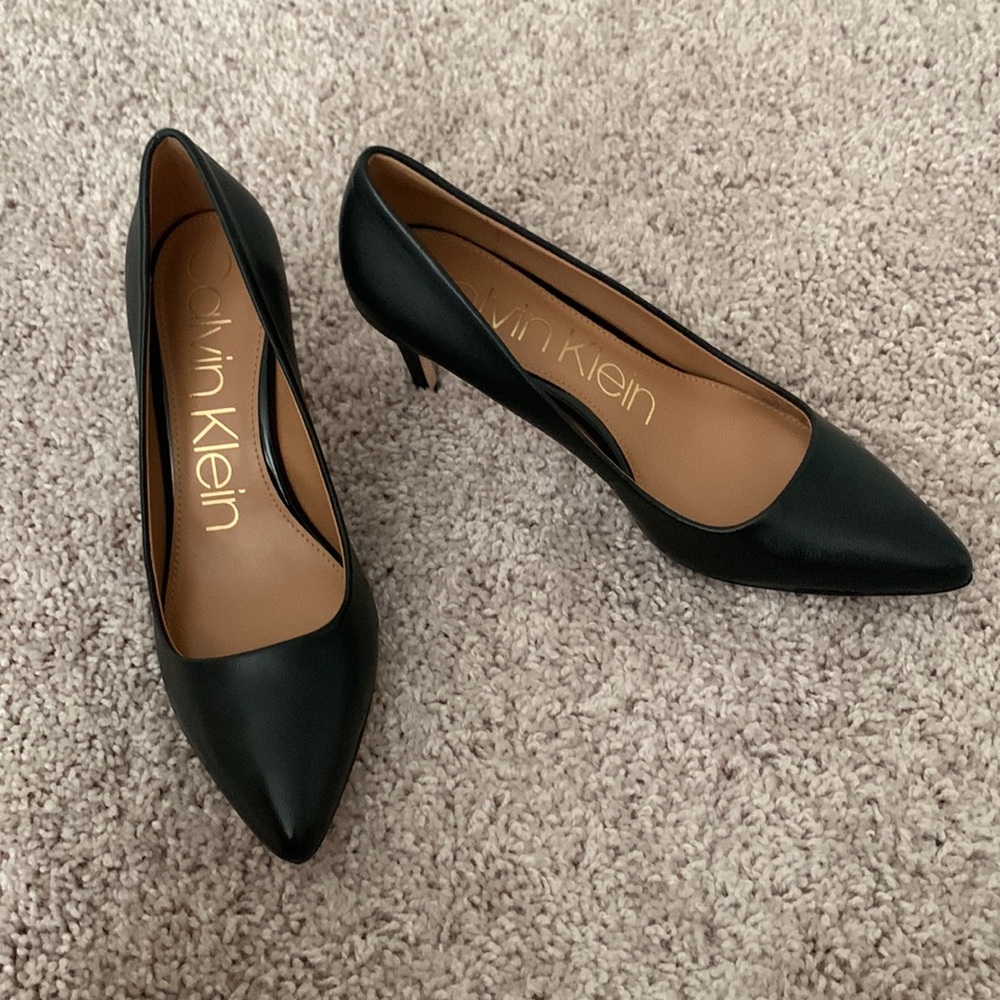 Black pumps